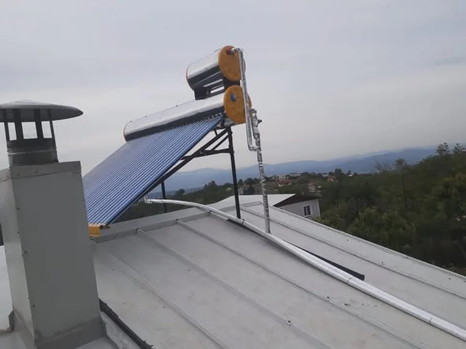 Eğimli çatıda vakum tüplü güneş enerjisi sistemi montajı