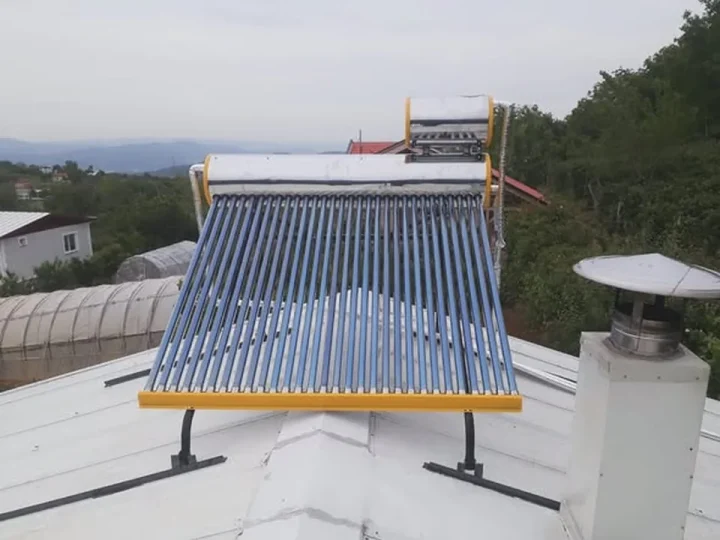 Çatı yüzeyinde vakum tüplü güneş enerjisi sisteminin önden görünümü