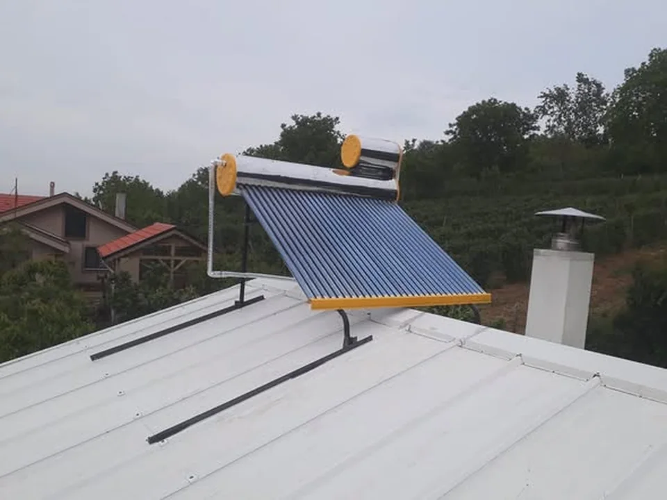 Çatıda kurulu iki vakum tüplü güneş enerjisi sıcak su sistemi